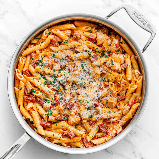 Penne Cremoso con Setas Chicken Oyster, Chorizo Parrillero y Parmesano